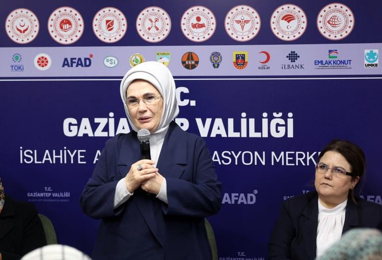 <p>Emine Erdoğan ile Sharif'e konteyner kent ziyaretlerinde Aile ve Sosyal Hizmetler Bakanı Derya Yanık, Çevre, Şehircilik ve İklim Değişikliği Bakanı Murat Kurum, Gaziantep Büyükşehir Belediye Başkanı Fatma Şahin, Gaziantep Valisi Davut Gül ile diğer yetkililer eşlik etti.</p>