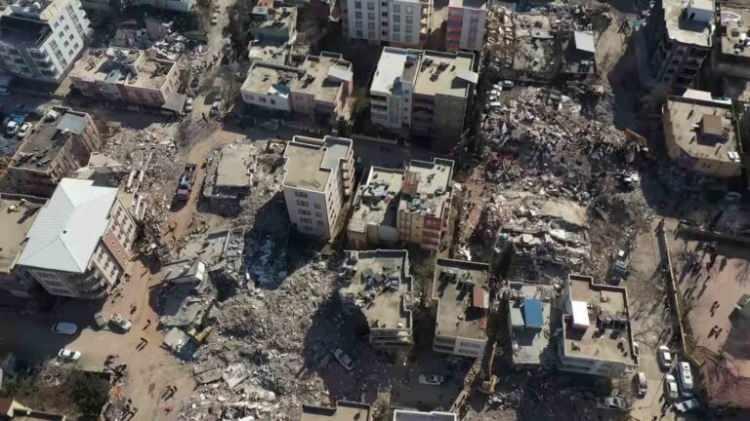 <p>Kahramanmaraş'ta asrın felaketi olarak nitelendirilen 7.7 ve 7.6 büyüklüğündeki iki büyük deprem nedeniyle 44 bin 218 vatandaş hayatını kaybetti.</p>
