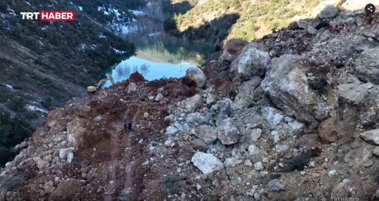 <p><strong>KOPAN KAYALAR İKİ DAĞI BİRLEŞTİREREK DOĞAL GÖL OLUŞTURDU</strong></p>

<p>Gaziantep'in İslahiye ilçesi depremlerden en çok etkilenen yerlerden. Şiddetli sarsıntıdan bölgedeki dağdan parçalar koptu. </p>
