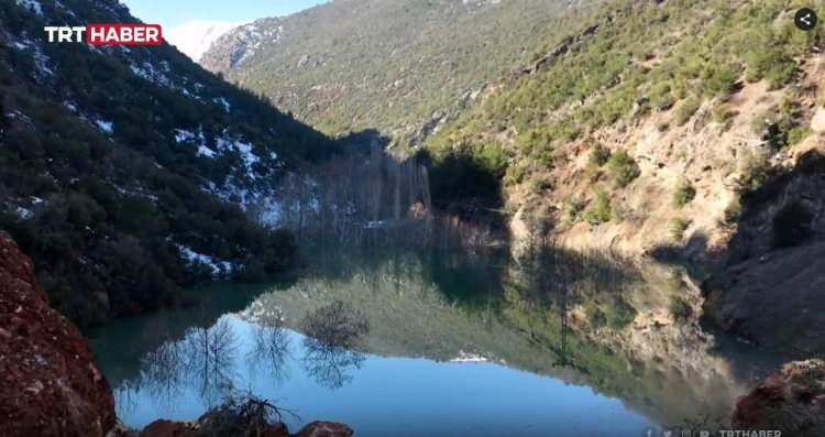 <p>Kaya parçaları Değirmencik ve Köklü köyleri arasındaki yolu kapattı. Yol kenarında akan derenin önüne kayalardan set oluştu.</p>
