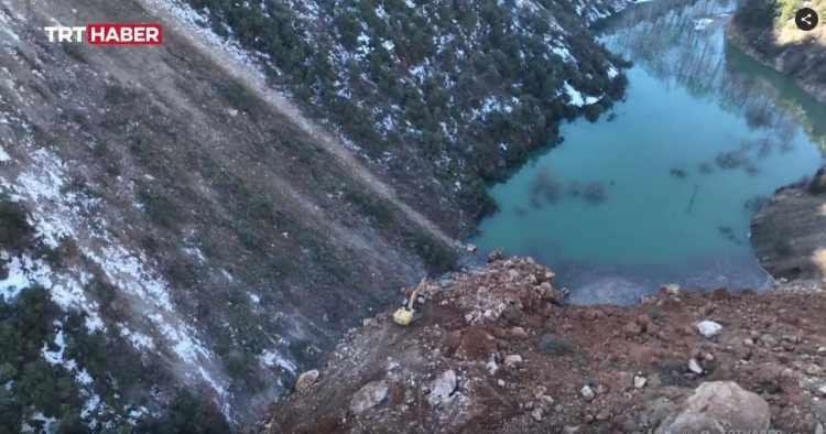 <p> Dağlardaki karlar eriyince de doğal göl ortaya çıktı.</p>
