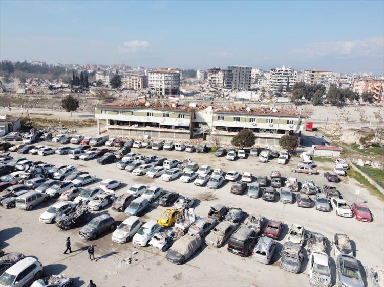 <p><strong>Hatay'da depremde zarar gören araçlar otoparklara çekiliyor</strong></p>

<p>Hatay'da depremde yıkılan binaların enkazı altında kalanlar başta olmak üzere sahipsiz araçlar, otoparklarda emniyete alınıyor.</p>

<p> </p>

<p> </p>

