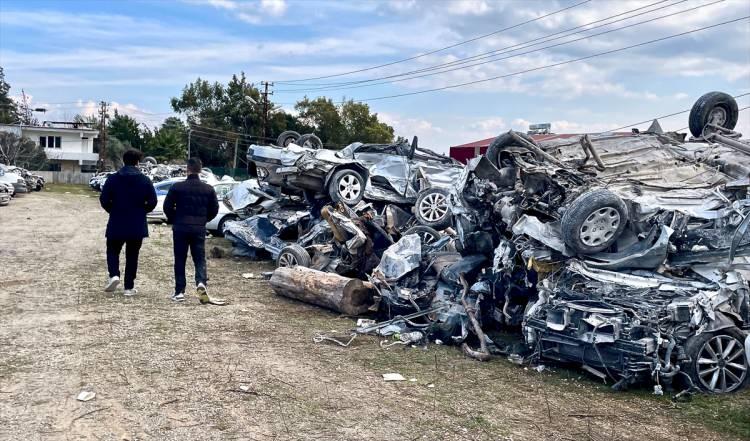 <p>Kahramanmaraş merkezli depremlerde çok sayıda binanın yıkıldığı Hatay'da, birçok araç da enkaz altında kaldı ve yıkımdan zarar gördü.</p>
<p> </p>