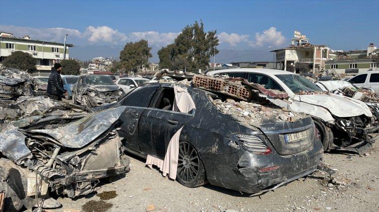 <p>Bir başka görevli ise araçta arama yaparak içinde bulunan değerli eşyaları sahibine teslim etmek üzere muhafaza ediyor.</p>
<p> </p>