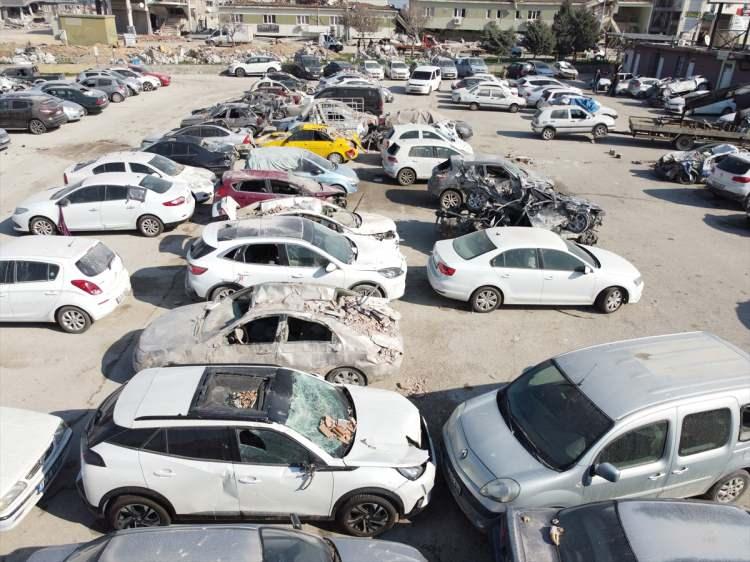 <p><strong>- "Ruhsat ve kimliklerini ibraz ettiklerinde araçlarını alabiliyorlar"</strong></p>
<p>Vakfın Hatay'daki çekici araçlarının sorumlusu Şerafettin Çakan, AA muhabirine, Hatay, Malatya, Kahramanmaraş ve Adıyaman'da 38 çekici ile deprem bölgesinde hizmet verdiklerini söyledi.</p>
<p> </p>