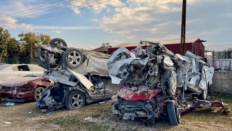 <p>Hatay'da 23 çekiciyle, enkaz alanlarından araçları güvenli park alanına taşıdıklarını belirten Çakan, "Göçük altında kalan, yaralanan veya hastanede tedavi olanlar gibi sahibi olmayan, terk edilmiş araçları enkaz alanlarından çıkarıyoruz. Daha sonra buradan teslim alanlar da oluyor. Ruhsat ve kimliklerini ibraz ettiklerinde araçlarını alabiliyorlar. Bunlar yoksa e-Devlet üzerinden araçların kendilerine ait olduğunu ibraz etmeleri halinde de araçları teslim ediliyor." diye konuştu.</p>
<p> </p>