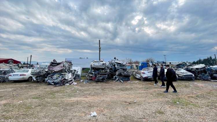 <p>Toplanan araç sayısının hızla arttığını dile getiren Çakan, şunları kaydetti:</p>
<p>"Şu anda 1000'e yaklaştı. Günlük 250-300 araç çekiyoruz. Her türlü ticari araç ve otomobiller var. Buranın güvenliğini özel harekat polisleri sağlıyor. </p>