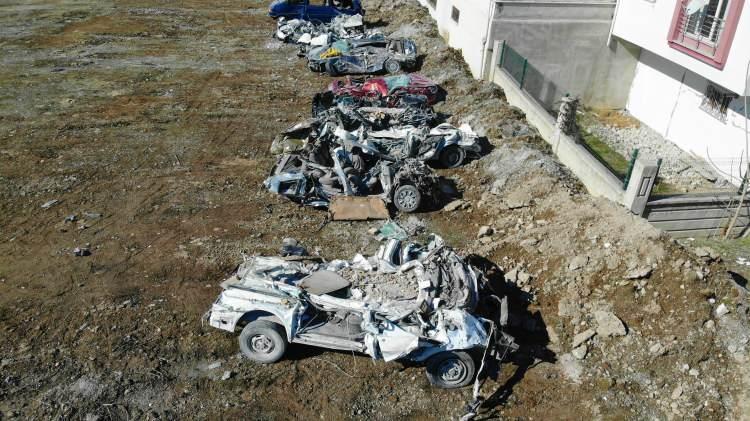 <p>Hurdaya dönen onlarca araç, emniyet ekipleri tarafından ücretsiz bir şekilde çekici yardımıyla taşınarak belirlenen bir parka taşınıyor. Polisler tarafından hırsızlık ve farklı olaylar yaşanmaması için nöbet tutulan alanda havadan görüntülenen araçların adeta kağıt gibi ezildiği görülürken, bir aracın ise top şeklini alması dikkat çekti.<br />
 </p>
