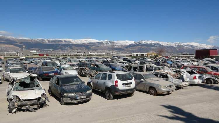 <p>Kaldırılan enkazların altından çıkarılan araçlar, kentte bulunan otoparkların yanı sıra çevre illerdeki otoparklara da götürülüyor.</p>