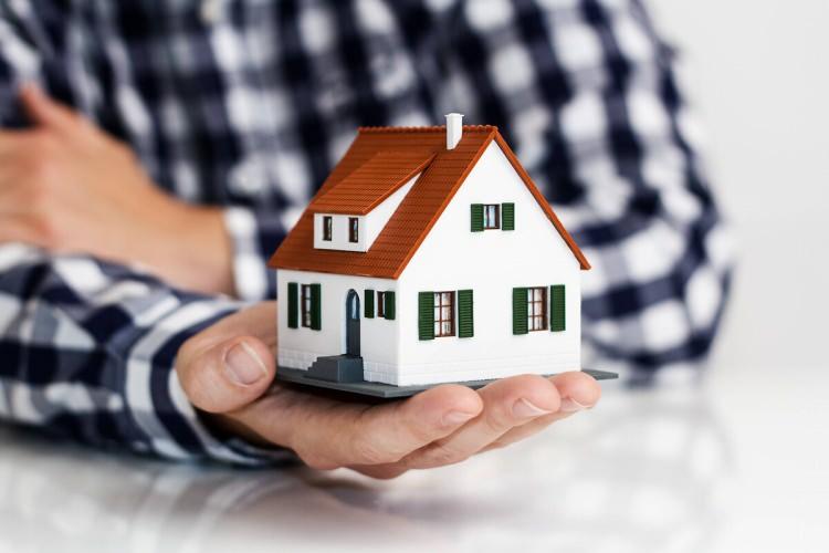 <p> İşte bu durumlarda Tüketicinin Korunması Hakkında Kanun'un 12'nci maddesine göre, tüketici 5 yıl içinde satın aldığı kişiye ve konut finansman kuruluşlarına karşı ayıbın giderilmesinden doğan haklarının kullanılmasını isteyebiliyor" diye konuştu.</p>

