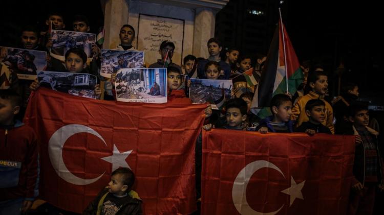 <p><span style="color:#000000"><strong>Kahramanmaraş merkezli meydana gelen depremler 10 ille beraber tüm Türkiye'de derin yaralar açtı. Asrın felaketi olarak nitelendirilen deprem sonrası tüm Türkiye el ele verirken bazı ülkelerden destek yağmaya başladı. Yıllardır İsrail'in işgali altında olan Filistin'den "Türkiye'nin yaralarını beraber saracağız" mesajı geldi. Filistinli çocuklar Türk bayraklarıyla sokaklara akın etti.</strong></span></p>
