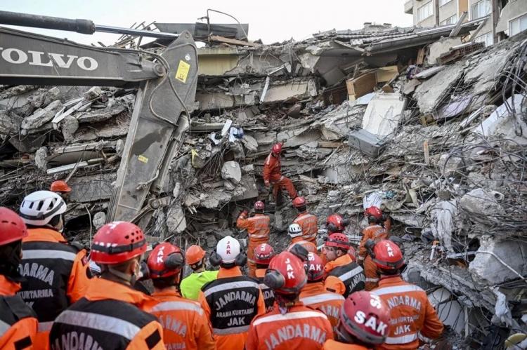 <p><span style="color:#8B4513"><strong>6 Şubat'ta Kahramanmaraş'ta yaşanan depremler 10 ilde birden büyük yıkımlara ve can kayıplarına sebep oldu. Tüm Türkiye'yi derinden sarsan asrın felaketinin acısı henüz geçmemişken devam eden artçıların yanı sıra 20 Şubat tarihinde Hatay yeniden sallandı. Ülkemizde OHAL kararının alınmasına sebep olan depremlerin ardından depremzedelerin yaralarını sarmak adına hem yurt dışından hem de yurt içinden binlerce insan yardım seferberliği çatısı altında desteklerini iletti.</strong></span></p>
