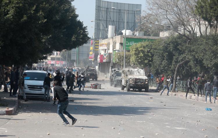 <p>Nablus sakinleri, İsrail güçlerinin çekilmesinin ardından bölgedeki durumu “deprem vurmuş gibi” şeklinde özetledi.</p>
<p> Eski Şehir sakinlerinden Ahmed es-Saih, İsrail güçlerinin saldırısında bölgede büyük hasar meydana geldiğini, bir evin yıkıldığını, bir caminin bazı bölümleri ve pazar yerinin de zarar gördüğünü söyledi.</p>