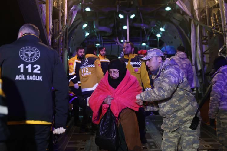 <p> TSK’ya ait depolardan deprem bölgelerine akaryakıt desteğinin de sağlandığını söyleyen Bakan Akar, deprem bölgelerinden 18 binden fazla vatandaşın tahliye edildiğini belirterek şunları kaydetti:</p>

