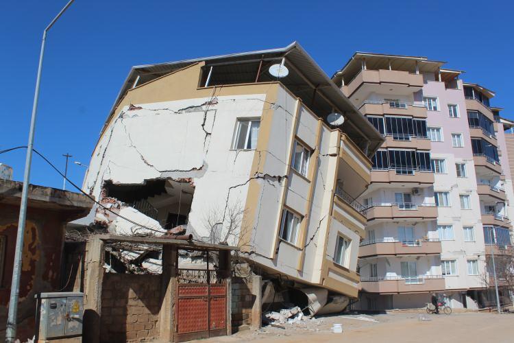 <p>Depremin şaşırtan karesi</p>

<p>Kahramanmaraş depreminde en çok hasar gören yerlerden olan Gaziantep'in İslahiye ilçesindeki bir kare görenleri şaşırttı. Yeni yapılan ve yan yana buluanan iki binadan az katlı olanı çok katlı olana göre daha fazla hasar aldı.<br />
 </p>
