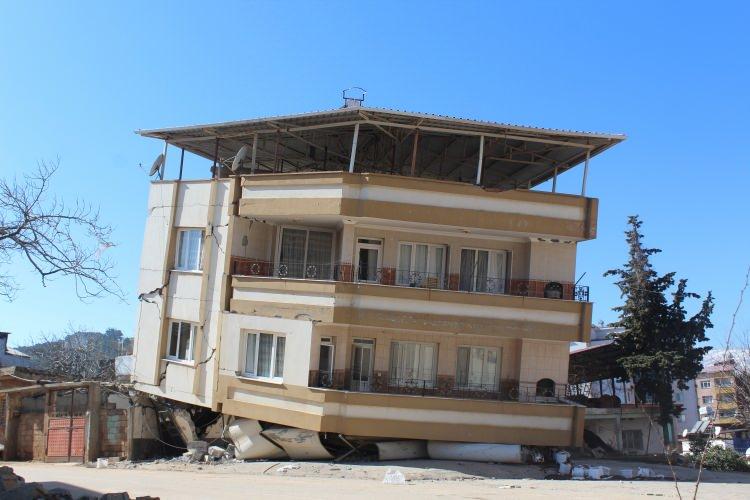 <p>İslahiye ilçesinde son 15 yıl içerisinde yapıldığı öğrenilen ve yan yana bulunan iki binanın görenleri şaşırtıyor. </p>
