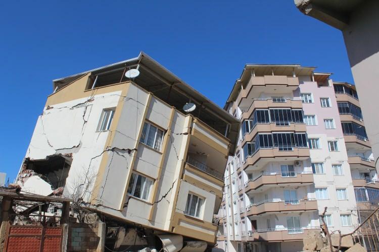 <p>İki katlı olan A. K.'ye ait bina depremde büyük hasar alarak yan yattı. Hemen yanında bulunan 6 katlı Zahit Yaşar apartmanın ise dimdik ayakta duruyor.</p>

<p> </p>
