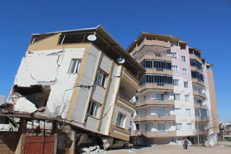 <p>Aynı karede görüntülenen binalardan az katlı olanda beton duvar ve kolanlarda büyük hasar dikkati çekerken, daha çok katlı olan binanın duvarlarında ise ufak çaplı çatlak, sıva ve boya dökülmesi yer aldı.</p>
