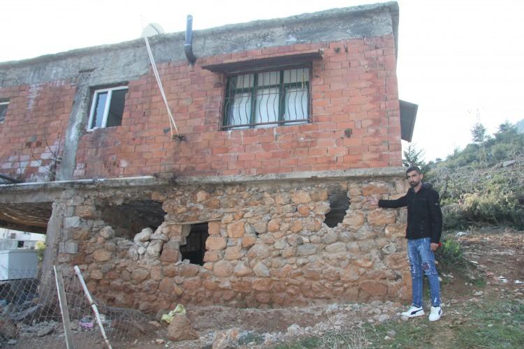 <p>Kahramanmaraş depremlerinden etkilenen 11 il arasında yer alan Gaziantep’in İslahiye ilçe kırsalında bulunan 2 katlı binanın birinci katındaki taş duvarda delikler oluşurken, üst katındaki tuğla duvarın ise hiç hasar almaması dikkat çekti.<br />
Kahramanmaraş merkezli gerçekleşen 7,7 ve 7,6 büyüklüklerindeki depremlerde Gaziantep’in İslahiye ilçesinde tek katlı taş binaların büyük bir bölümünde hasar ve yıkıntı meydana gelirken, 2-3 katlı betonarme binaların ise taş binalara göre daha dayanıklı olduğu görüldü. İlçenin Esenler Mahallesi'nde yıkılan bir taş binada 2 kişi hayatını kaybederken, taş binaların betonarme binalara göre daha ölümcül olduğu ileri sürüldü.</p>

<p> </p>
