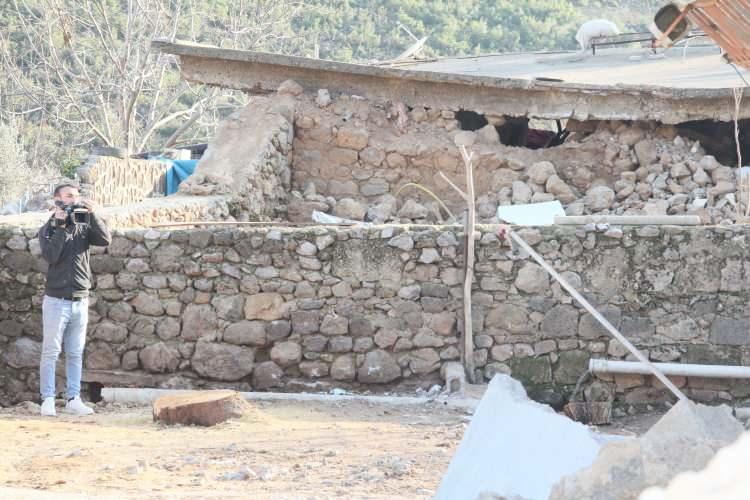 <p>Taş duvarda delikler varken, tuğla duvarda hasar yok<br />
Esenler Mahallesi'ndeki iki katlı bir başka binanın alt katındaki taş duvarda delikler ve çökme oluşurken, ikinci kattaki tuğla duvarda ise hiçbir hasarın olmaması dikkat çekti. Mahalle sakinlerinden depremzede Cengiz Boyraz, "Köyde yıkılan evlerde toplam 5 kişiyi kaybettik. Bütün taş duvarların hepsi yıkıldı, depreme dayanamadı. Şiddet çok büyüktü. Taş yapıların hiçbiri kalmadı. Yeni yapılan taş yapılar da kalmadı" diye konuştu.</p>

