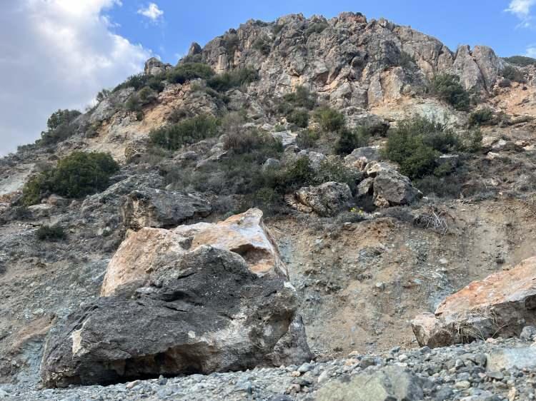 <p><strong>Depremde tonlarca ağırlıktaki kayalar evlerin üzerine düştü</strong><br />
<br />
Merkez üssü Kahramanmaraş ve Hatay’da meydana gelen büyük depremler dağları yerinden oynattı. Şiddetli depreme dayanamayan kayalıklar bir bir yerinden ayrıldı. Metrelerce yükseklikten aşağı düşen araba büyüklüğündeki kayalıklar yerleşim alanlarını kullanılamaz hale getirirken, bir çocuğun ise ölümüne yol açtı. Dev kayalar havadan görüntülendi.<br />
 </p>
