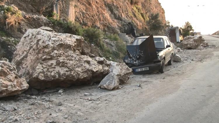 <p>Birçok binayı kullanılamaz hale getiren kayalar bazı yolları ise tamamen trafiğe kapattı. Düşen kayalıkların biri ise bölgede yaşayan bir çocuğun ölümüne yol açtı. </p>
