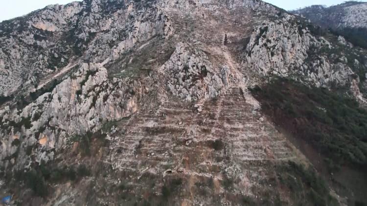 <p>İlk defa böyle bir deprem yaşıyorum” diye konuştu.<br />
Evlerine kaya parçası düşen 11 yaşındaki Yusuf, “Deprem çok şiddetliydi. </p>
