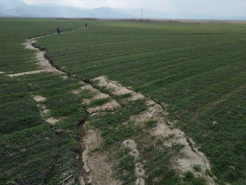 <p>Öte yandan köyden geçen ve araziyi ikiye bölen fay kırığı da havadan görüntülendi.</p>

<p> </p>
