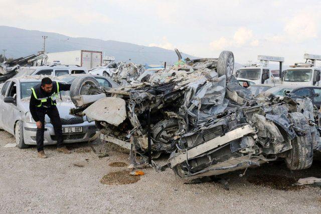 <p>Kahramanmaraş merkezli 6 Şubat günü meydana gelen 7,6 ve 7,7 büyüklüğündeki depremlerin ardından 20 Şubat'ta 3 dakika arayla da Hatay'da meydana gelen 6.4 ve 5.8'lik depremlerde yıkılan ve ağır hasar alan binaların enkazı altında kalan çok sayıda araç da zarar gördü. </p>
<p> </p>