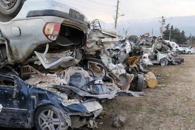 <p>Hatay'da enkaz altında kalıp, hasar alarak çöken binaların çevresinde bulunan araçlar yetkililer tarafından belirlenen otoparka ve boş arazilere çekiliyor.</p>
<p> </p>