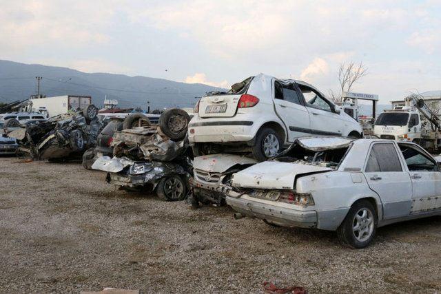 <p><strong>ENKAZ ALTINDA KALANLAR DA TOPLANACAK</strong></p>

<p> </p>

<p>Hatay'da enkaz kaldırma çalışmaları devam ederken, bazı binaların altında hala araçların olduğu ve bu araçların da enkaz toplama çalışmalarının tamamlanmasıyla otopark ve boş araziye çekilmesi öngörülüyor.</p>
