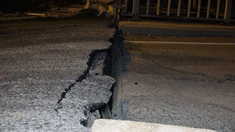 <p><strong>Hatay'da deprem sonrası köprü 10 santimetre çökerek yoldan ayrıldı</strong></p>
<p> Hatay'da peş peşe meydana gelen iki deprem sonrası bir köprü 10 santimetre çökerek yoldan ayrıldı.<br />
</p>