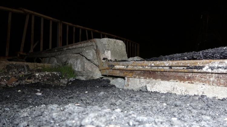 <p>Polis ve jandarma ekipleri tarafından yol trafiğe kapatılırken, trafik akışı ters yönden karşılıklı olarak sağlanıyor.</p>