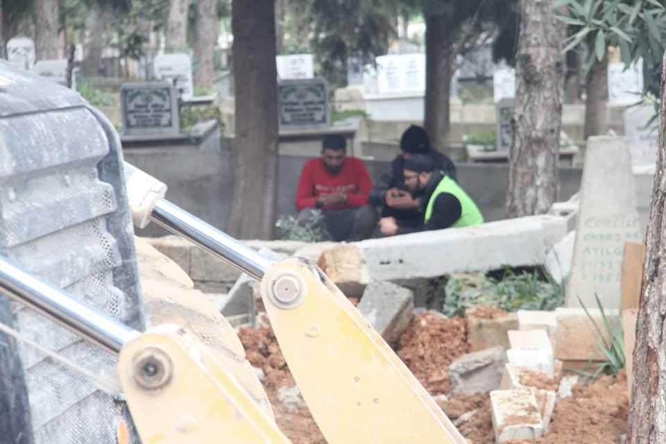 <p><strong>Babası ile en son telefonla görüştü</strong><br />
<br />
Depremin ardından hemen babasının yanına doğru hareket ettiğini anlatan Hikmet Polat ise, yolda kendisinin de enkaz altında kalmaktan son anda kurtulduğunu kaydetti. Hikmet Polat, "Depremin ilk günü eşimin bağırtısına uyandım, kalktım babamı aradım. 'Güvenli bölgeye geçin, biz de geliyoruz' dedim. Babamla bağlantımız kesildi. Annemi, kız kardeşimi aradım ulaşamadım. Evden çıktım, üçüncü depremde yoldaki bir bina önüme düştü. Arabayla manevra yaptım, son anda kurtuldum. Buraya geldim, kardeşimi ve ablamı gördüm. Babama seslendim 'Baba' diye, aşağıya, yukarıya doğru bağırdım. Yok. Arka tarafa doğru bağırdık yine yok. Evin arasına girdik, enkazlardan dolayı yine göremedik. En sonunda kardeşim 'Babam burada ağabey' diye bağırdı, babamı enkazdan çıkarıp hastane getirdik ama hayatını kaybetti’’ şeklinde konuştu.</p>
<p> </p>