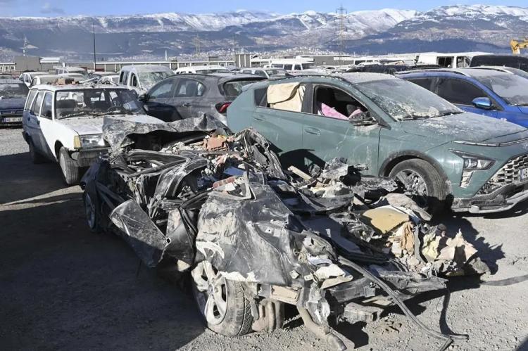 <p><strong>“Araç henüz çok yeniydi. 1000 kilometre bile yol yapmamıştı. Depremde evimizi ve eşyalarımızı kaybettik. Bütün şehir yerle bir oldu. Acil bir şekilde nakde çevirebileceğimiz sadece otomobilimiz kaldı.</strong></p>
