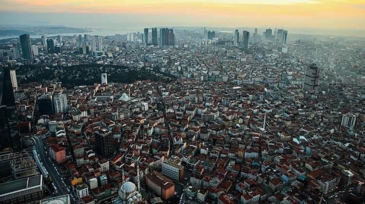 <p>İstanbul depreme hazırlanırken CHP'nin başını çektiği muhalefet partileri ve Türk Mühendis ve Mimar Odaları Birliği, tüm kentsel dönüşüm projelerini durdurmak için birbirleriyle yarışıyor. </p>
