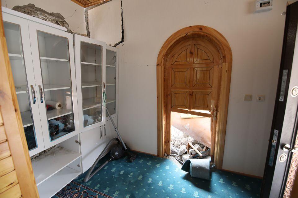 <p>Ziyaretgahın içerisinden geçen kayalar, mescidin duvarları ve çatısını yıkarak kullanılamaz hale getirdi, kabirlerin bulunduğu kısma ise zarar gelmedi.</p>

<p> </p>
