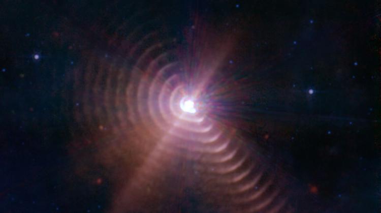 <p>Konuyla ilgili açıklamalarda bulunan astrofizikçi Joel Leja ise “Bu fotoğraflar, bu galaksilere ilk göz atışımız, bu yüzden gördüklerimizle ilgili açık fikirli olmamız önemli. Veriler bunların olası galaksiler olduğunu gösterse de bence bu nesnelerden birkaçının gizlenmiş süper kütleli karadelikler olma olasılığı var.</p>