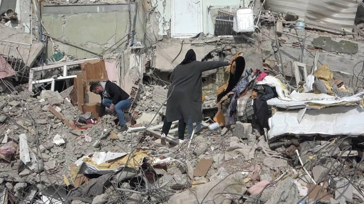 <p>Birçok ev ve iş yerinin yıkıldığı alanda enkaz kaldırma işlemleri sürerken, bazı depremzedeler canlarını hiçe sayarak enkazdan eşyalarını çıkarma derdine düştü.</p>
