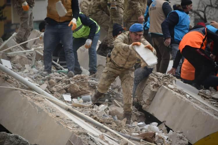 <p>Millî Savunma Bakanlığı ile Türk Silahlı Kuvvetlerinin depremin hemen ardından harekete geçtiğini vurgulayan Bakan Akar, </p> 