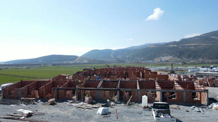<p>Paylaşımında konutlara ilişkin videoya da yer veren Kurum, "Kalıcı konutlarımızı tamamlayana kadar vatandaşımızı mağdur etmeyeceğiz. Konteynerlerden sonra prefabrik ve tuğla evlerimiz de hazır." ifadelerini kullandı.</p>
