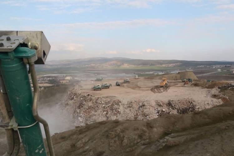 <p>Büyük çoğunluğu Devlet Su İşleri'ne (DSİ) bağlı iş makinesi ve kamyonlar, enkazı belirlenen 3 farklı döküm noktasına taşıyor.</p>

<p> </p>
