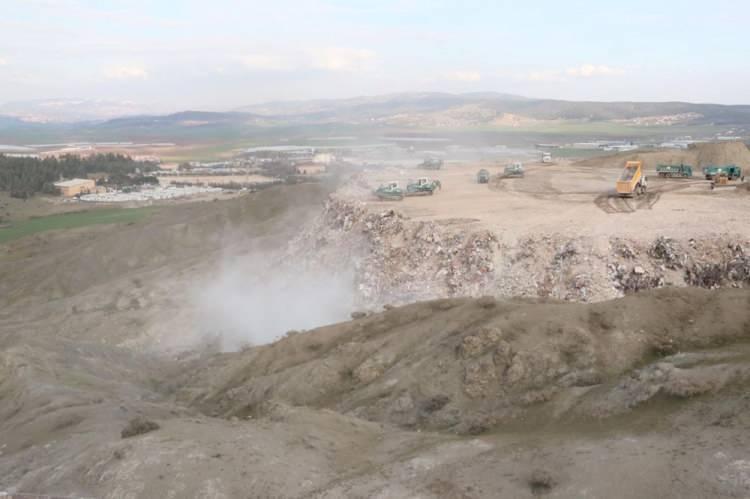 <p>Kahramanmaraş'taki depremin ardından yerle bir olan binaların enkazı, döküm noktalarında adeta dağa dönüştü.</p>
<p> </p>