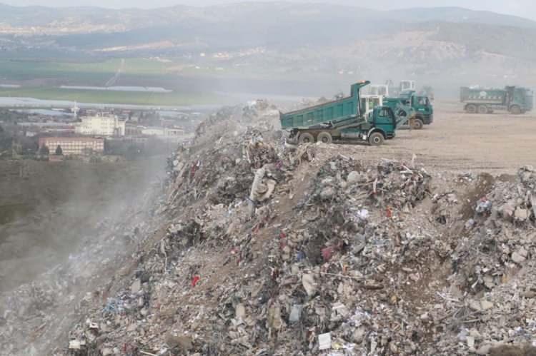 <p><strong>''BİR NEVİ, ŞEHRİ BURAYA TAŞIYORUZ''</strong></p>
<p> </p>
<p>Depremin ardından çöken binalardan kalan enkazı taşıdıklarını, bunun ağır bir görev olduğunu ifade eden Doğru şöyle devam etti:</p>
<p> </p>
<p>"Bir nevi, şehri buraya taşıyoruz. Kolay bir görev değil. Bizim amacımız; şehirdeki depremin izlerini bir an önce silmek. Çalışmalarımız bu yönde devam ediyor. Öncelikle yoğun olarak ana caddelerden bu işleme başladık. Yaklaşık 1-1,5 ay içerisinde bu enkazın tamamını buraya getirmiş olacağız. </p>