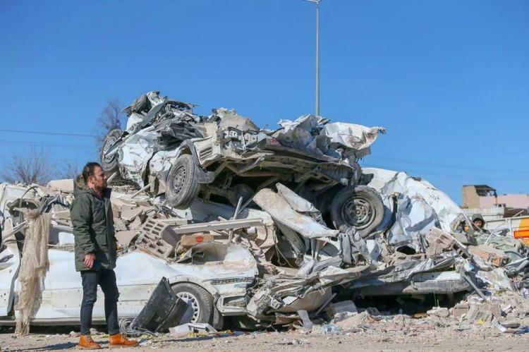 <p>Yıkıcı depremlerin ardından Kahramanmaraş ve diğer illerde enkaz kaldırma çalışmaları başladı.<br />
<br />
 </p>
