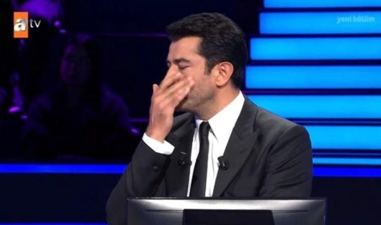 <p><span style="color:#800080"><strong>KONUŞMAKTA GÜÇLÜK ÇEKTİ!</strong></span></p>
<p><strong>İmirzalıoğlu, önceki gece Beykoz'da bir mekan çıkışında objektiflere yansıdı. Ünlü oyuncu, sunucu koltuğunda oturduğu yarışmaya katılan Simay Atlı'nın depremde hayatını kaybettiği hatırlatılınca duygulandı.</strong></p>