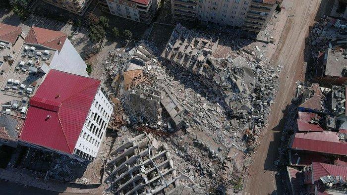 <p><span style="color:#000000"><strong>Ekiplerin "Sesimi duyan var mı?" sorusuna yanıt vermekte güçlük geçen Ayşe Nur Kaba, bağıramayınca kardeşi İbrahim tüm gücüyle "Buradayız" diyerek bağırdı ve kız kardeşlerini kurtarmayı başardı.</strong></span></p>