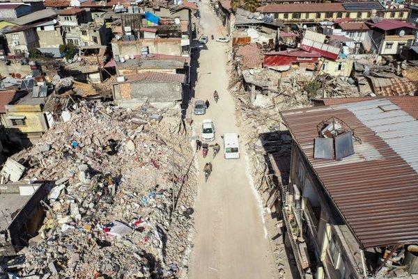 <p>Türkiye'de depreme dayanıklı olmayan yapıların dönüştürülmesi amacıyla son 20 yılda çok sayıda kentsel dönüşüm projesi hazırlandı.</p>

<p> </p>

<p><strong>DESTEK DEĞİL KÖSTEK</strong></p>

<p> </p>

<p>Afet anında can ve mal kaybına yol açma riski bulunduğu belirlenen alanlarla ilgili Bakanlar Kurulu tarafından "riskli alan" kararları alındı.</p>

<p> </p>

<p>Çevre ve Şehircilik Bakanlığı tarafından yeni imar planları hazırlandı. Ancak, CHP'nin başını çektiği muhalefet partileri, bu dönüşüm çalışmalarına destek yerine köstek oldu.</p>
