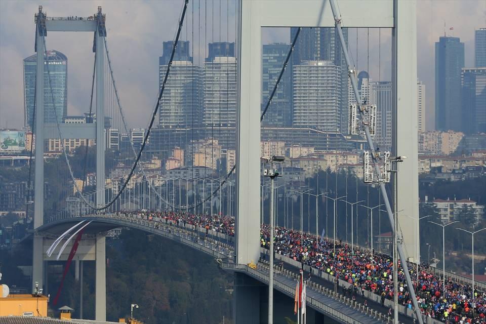 <p>Fotoğrafta, "Sağlıklı Yarınlara Koş İstanbul" temasıyla gerçekleştirilen Vodafone 40. İstanbul Maratonu'' koşulurken yarışa katılanların Boğaziçi Köprüsünden geçişi görülüyor.</p>
