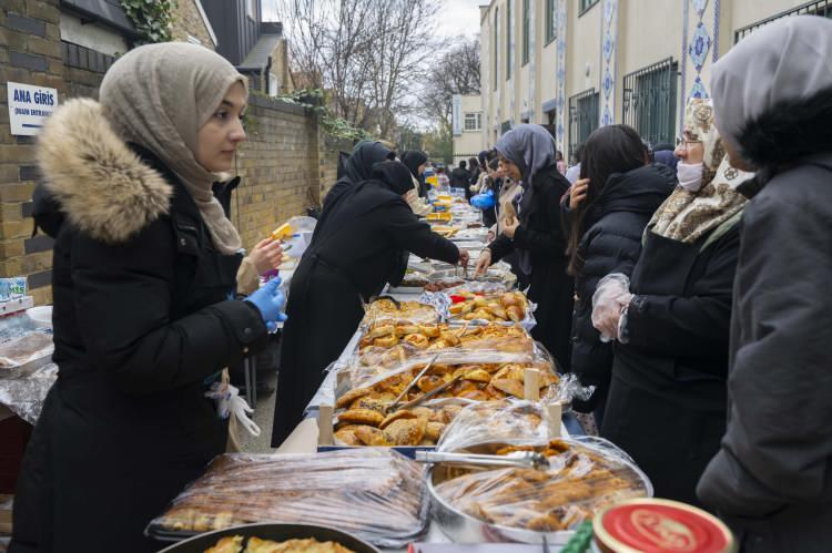 <p>Başkentteki Aziziye Camisi'nde düzenlenen kermeste, Londra'da yaşayan Türk kadınların hazırladığı yiyecek ve içecekler satışa çıkarıldı.</p>
<p>Ayrıca, kermes kapsamında sulu boyalarla çocukların yüzleri boyandı, resimler yapıldı.</p>